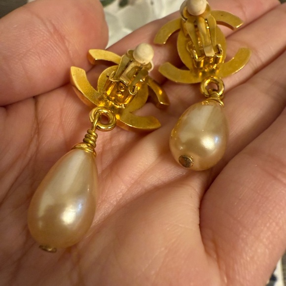 CHANEL Vintage Gold CC Turnlock Faux Pearl Clip On Earrings - Picture 5 of 9